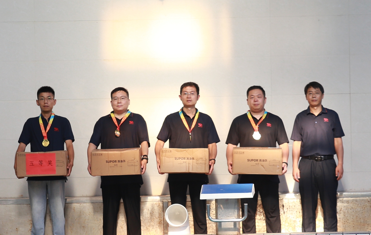 04-公司總工程師楊祥強為榮獲個人項目第五名的：第一工程公司謝瀟劍、洛陽分公司孫攀鋒、項目管理部魏洪峰、駐馬店分公司頓健楠 頒獎表彰.JPG