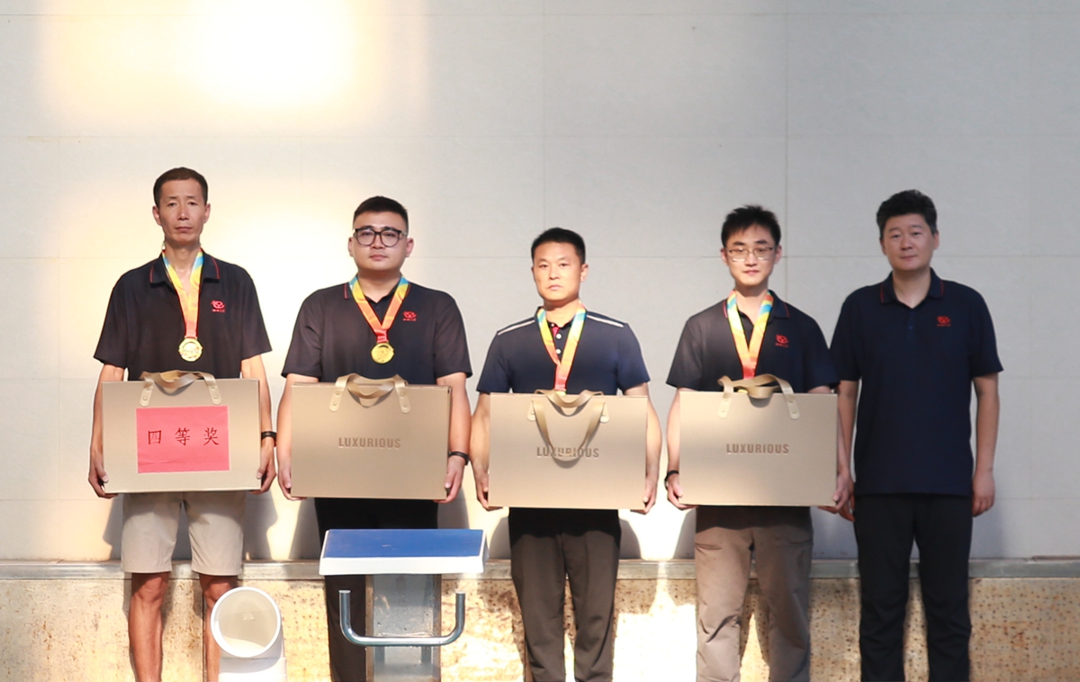 05-公司工會主席、副總經(jīng)理彥祺為榮獲個人項目第四名的：中誠服務(wù)公司劉海青、信陽分公司倪國寶、焦作分公司何博博、福之匯公司侯松波 頒獎表彰.JPG