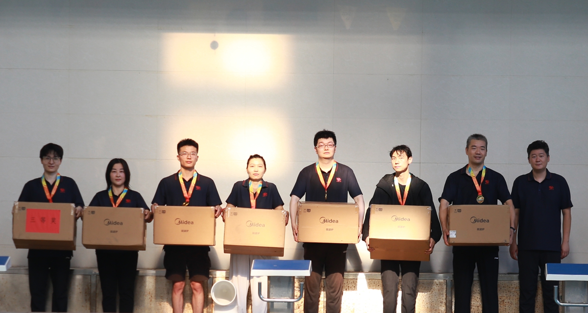 06-公司工會主席、副總經(jīng)理彥祺為榮獲個人項目第三名的：投標(biāo)中心王潤龍、中誠服務(wù)公司邵巍、信息通信設(shè)計院張宇、焦作分公司劉杰、研發(fā)二中心海天陽、正華電訊公司董佳藝、商務(wù)部張瑞通 頒獎表彰.JPG