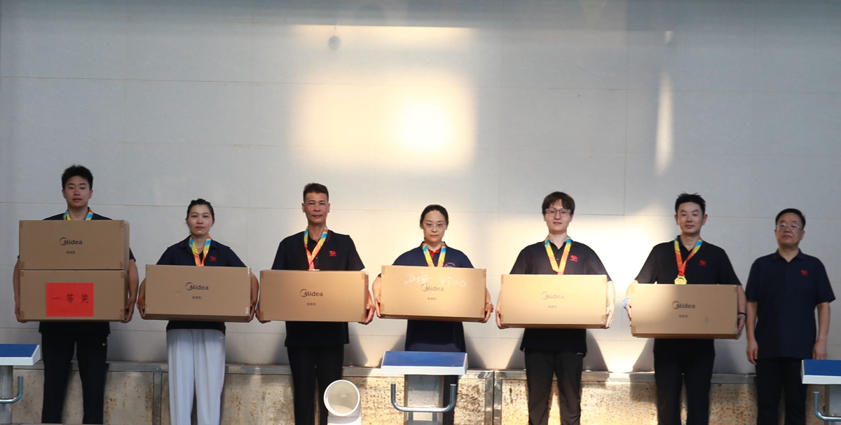 08-公司副總經(jīng)理辛改成為榮獲個人項目第一名的：第一工程公司孫奧、焦作分公司劉杰、中誠服務(wù)公司余林、平頂山分公司朱筱萌、投標(biāo)中心王潤龍、福之匯公司李森 頒獎表彰.JPG